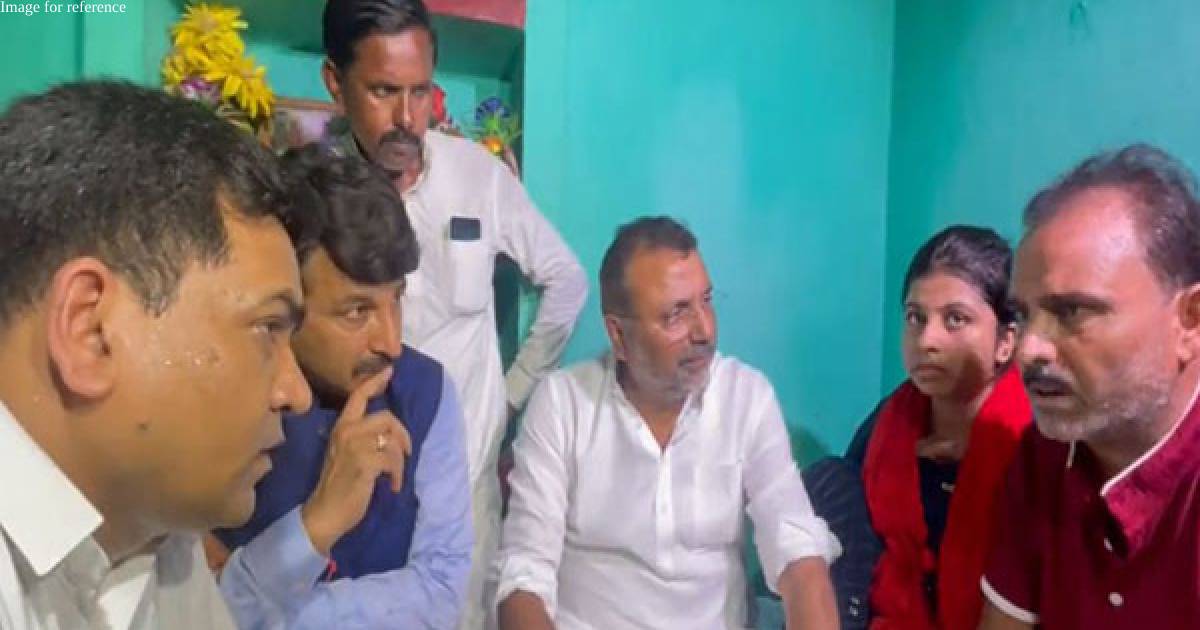 BJP delegation meets family of Jharkhand girl set ablaze, offers financial assistance
